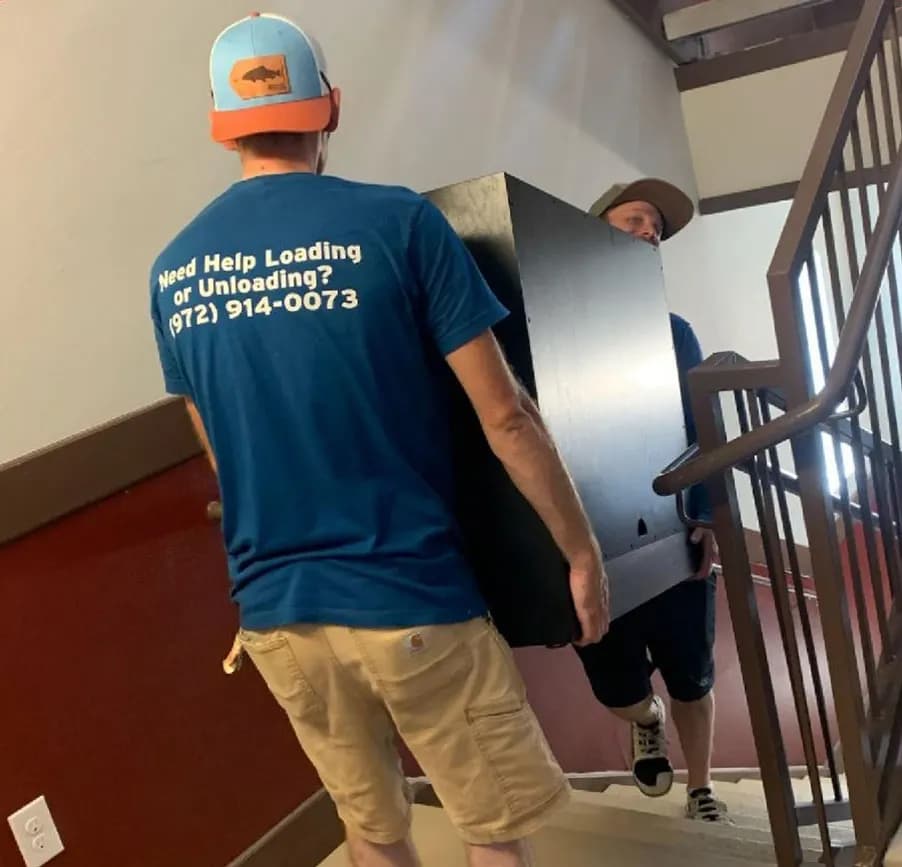 In & Out No Doubt movers carrying an appliance