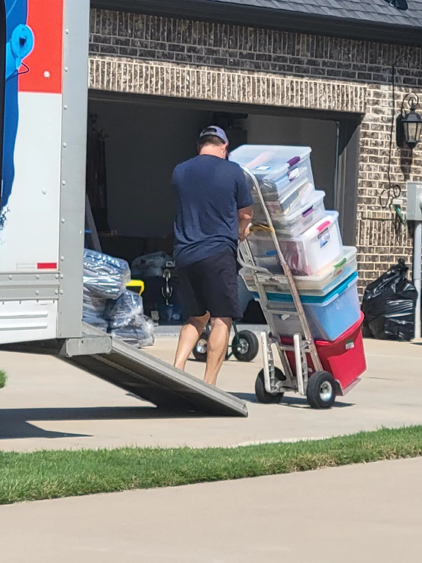 An In & Out No Doubt mover carrying boxes